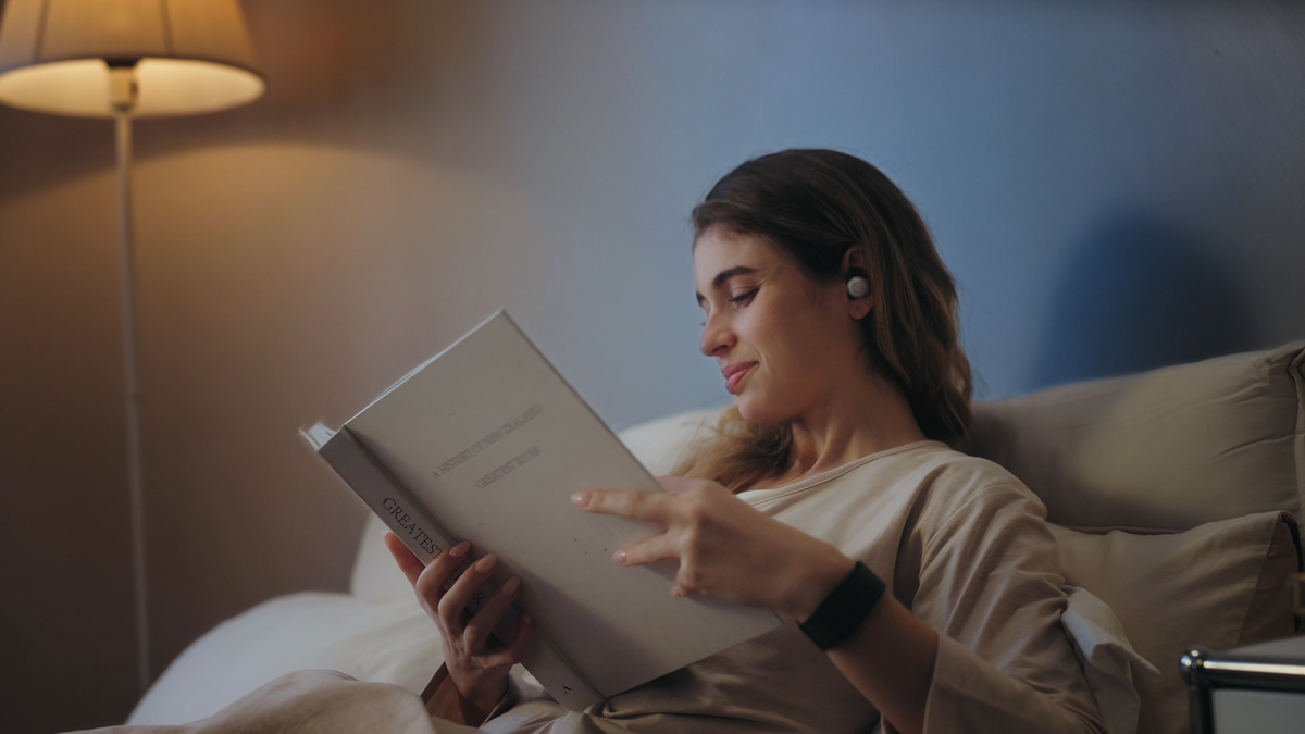 Mujer con Zeno One leyendo y relajándose